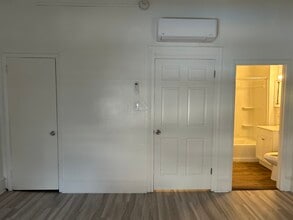 207 S 13th St, Unit 2nd Floor Front in Philadelphia, PA - Building Photo - Building Photo