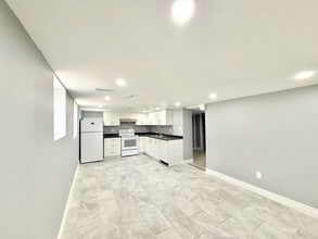 212 Allen St E in Waterloo, ON - Building Photo - Building Photo