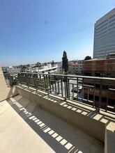 12222 Wilshire Blvd, Unit PH7 in Los Angeles, CA - Building Photo - Building Photo
