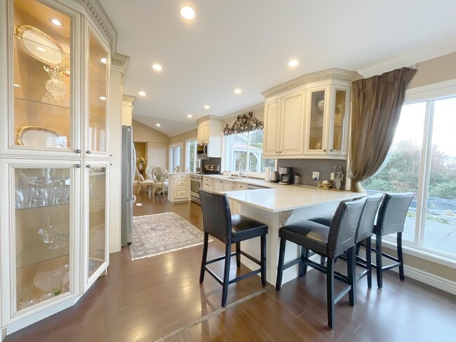 2090 Westdean Cres in West Vancouver, BC - Building Photo - Building Photo