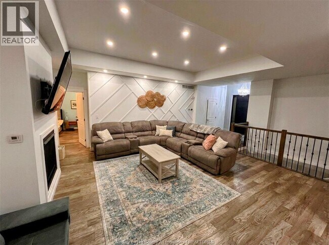 155 Gloucester Dr in Essex, ON - Building Photo - Building Photo