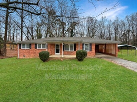 15 Wood Cir in Taylors, SC - Building Photo