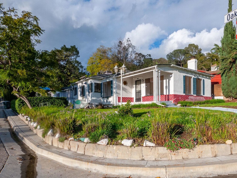 1837 Alpha Rd in Glendale, CA - Building Photo