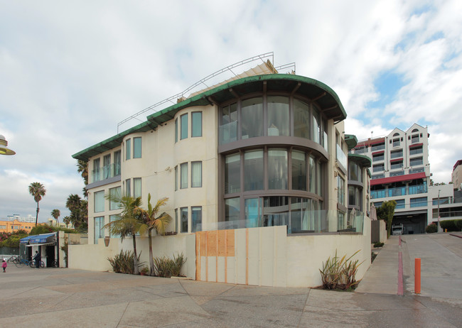 Marine Terrace Apartments in Santa Monica, CA - Foto de edificio - Building Photo