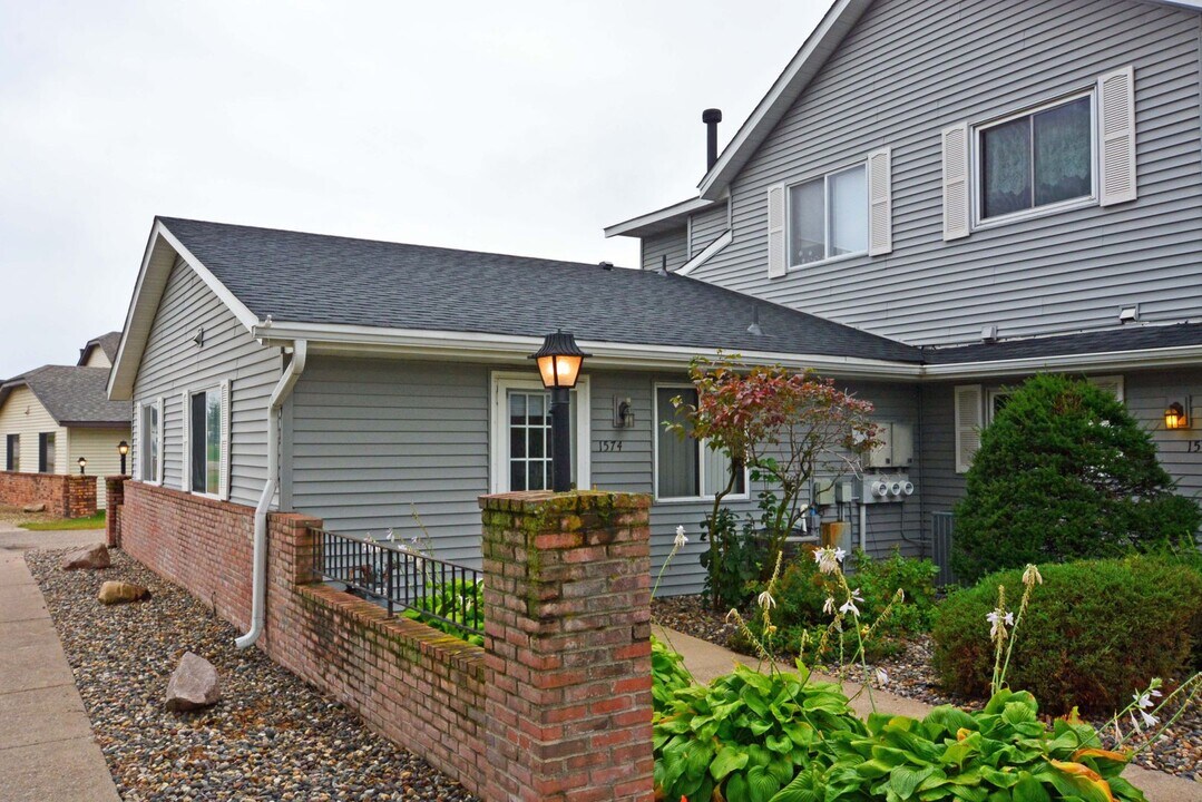 1574 Helmo Ave N in Oakdale, MN - Building Photo