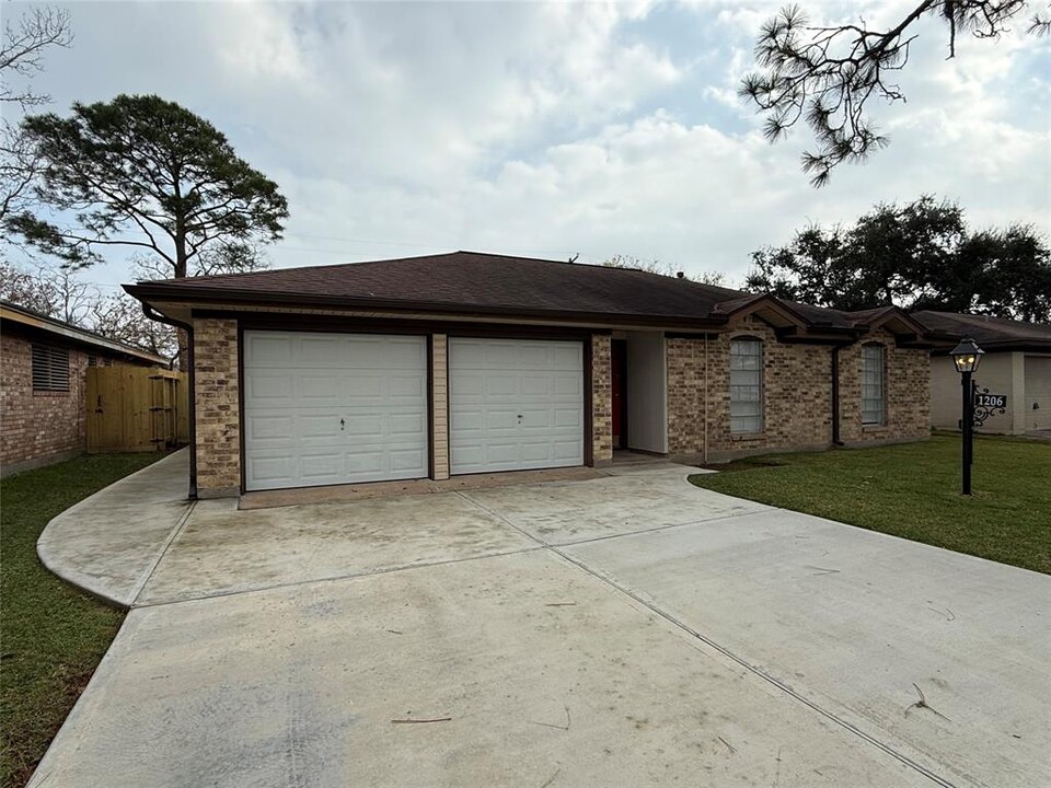 1206 N Noble Rd in Texas City, TX - Building Photo