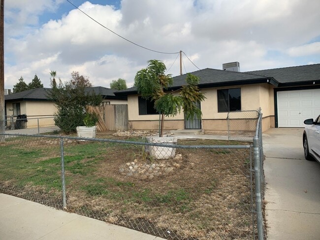 220 Douglas St in Bakersfield, CA - Foto de edificio - Building Photo