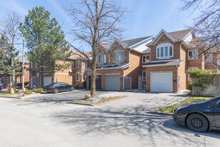 111-119 Brownstone Cir in Thornhill, ON - Building Photo