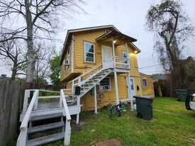 1441-1443 Bolivar St in Beaumont, TX - Building Photo