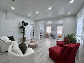 6159 SW 22nd St in Miami, FL - Foto de edificio - Building Photo