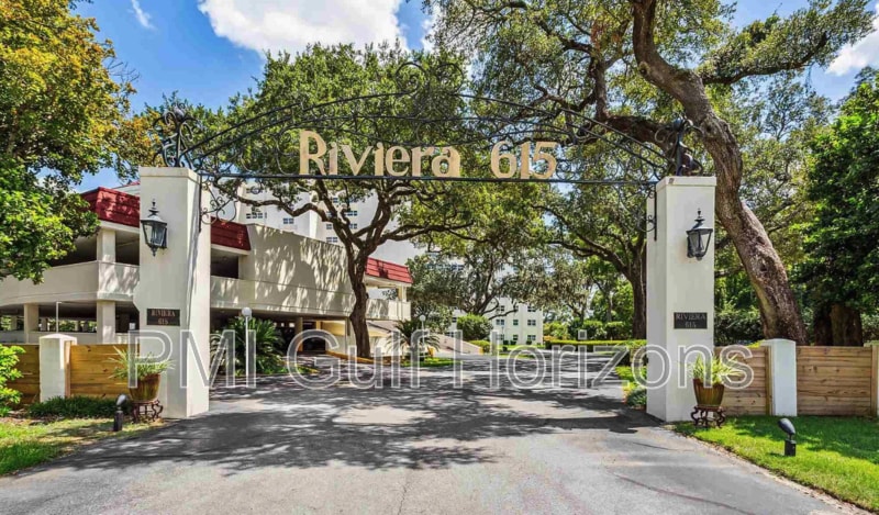 615 Bayshore Dr in Pensacola, FL - Foto de edificio