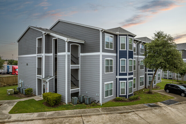 Crossings at Hillcroft in Houston, TX - Building Photo - Building Photo