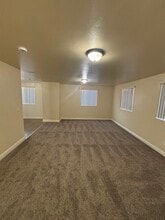 160 W 52nd St in Los Angeles, CA - Building Photo - Building Photo