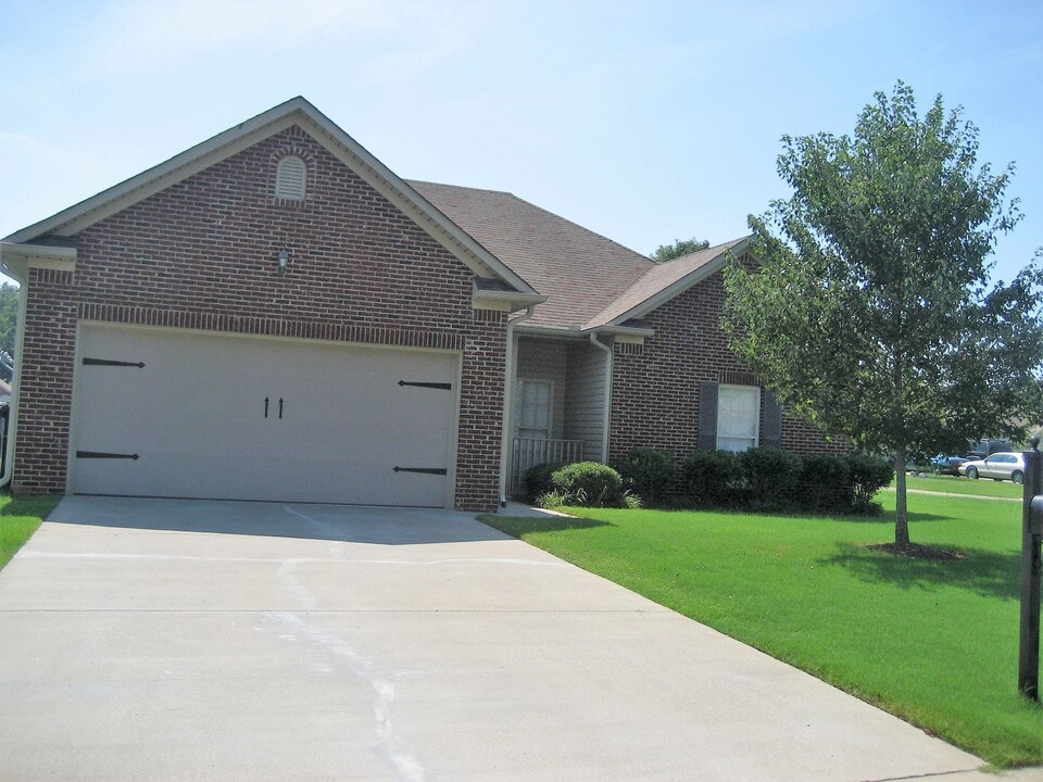 1016 Meriweather Dr in Calera, AL - Building Photo