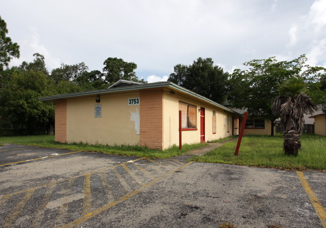 3753-3761 Belmont St in Ft. Myers, FL - Foto de edificio - Building Photo