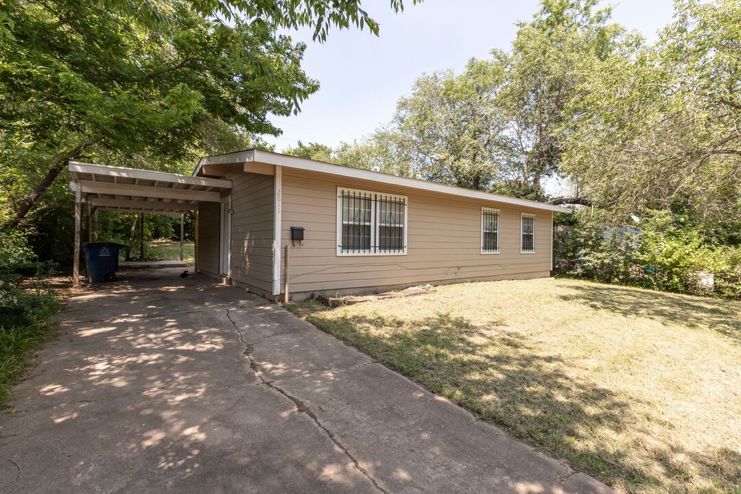 2811 E 40th Pl N in Tulsa, OK - Building Photo