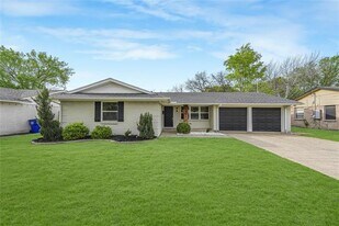 3042 Amber Ln in Farmers Branch, TX - Building Photo