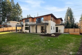 9206 NE 24th St in Clyde Hill, WA - Foto de edificio - Building Photo