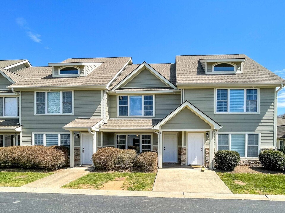 100 Rotunda Cir in Asheville, NC - Building Photo