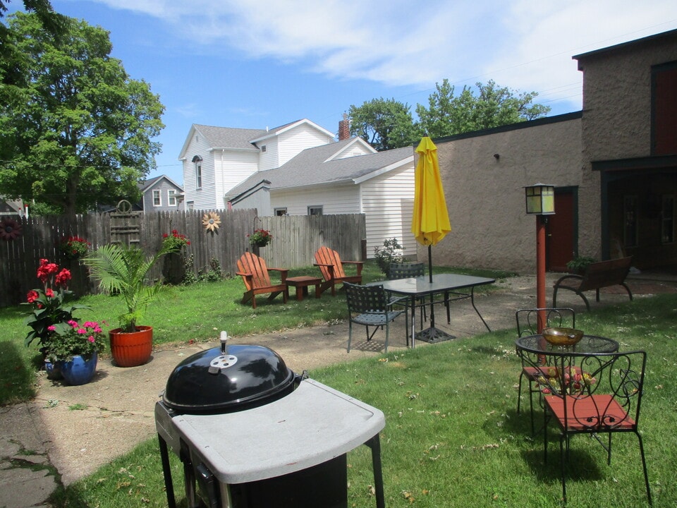 1107 State St, Unit Apartment 3 in St. Joseph, MI - Building Photo
