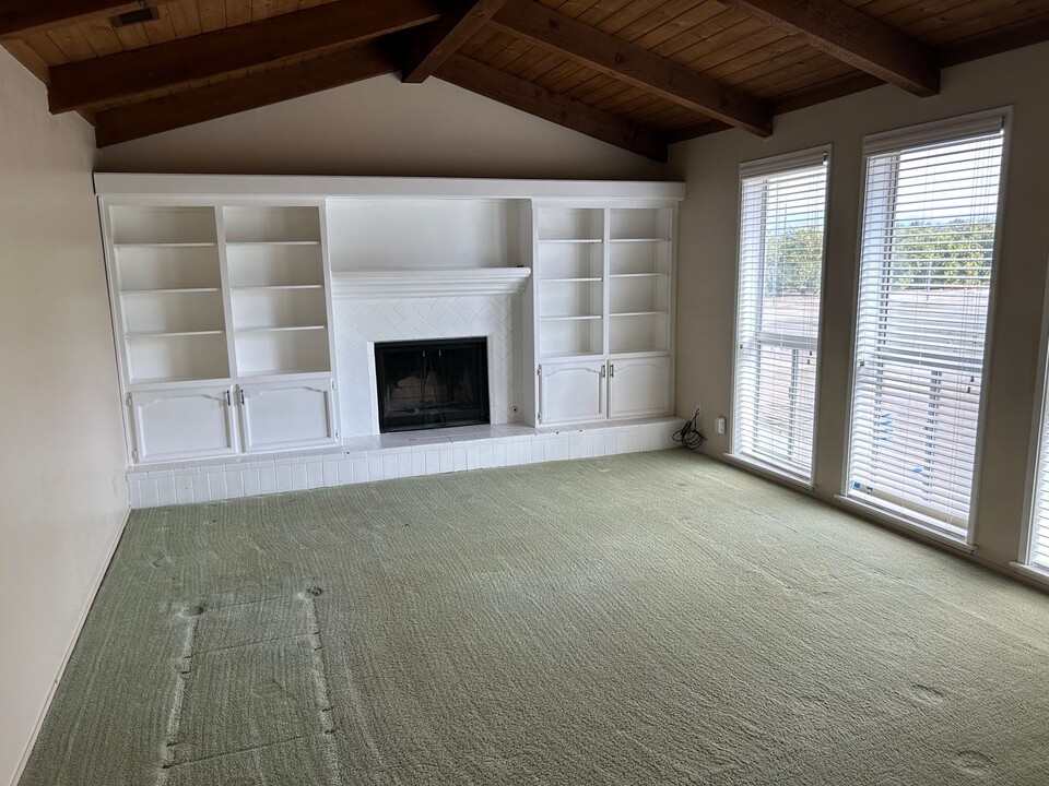 2193 S Plano St in Porterville, CA - Building Photo