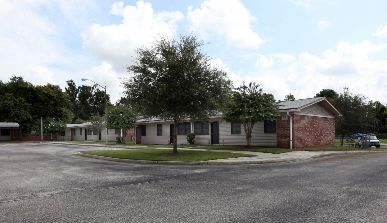 Forest Meadows East in Jacksonville, FL - Building Photo