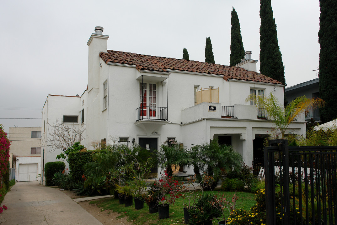 524 N Kenmore Ave in Los Angeles, CA - Foto de edificio