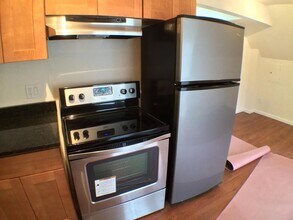 5647 Hampton St, Unit 3 in Pittsburgh, PA - Foto de edificio - Building Photo