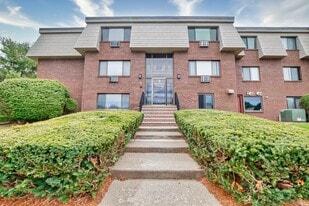 3 Hallmark Gdns, Unit Unit 10 in Burlington, MA - Building Photo