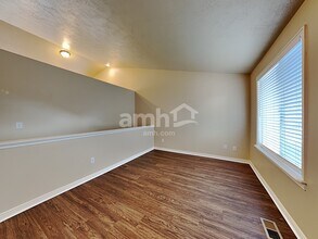 168 Crystal Bay Dr in Stansbury Park, UT - Foto de edificio - Building Photo