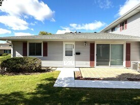 933 Sagamore Dr in Schaumburg, IL - Building Photo