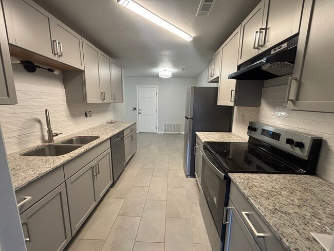 2101 W Roselawn St in Rogers, AR - Foto de edificio - Building Photo