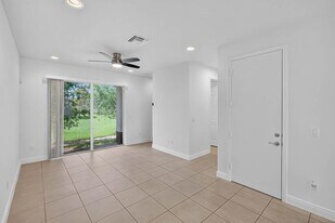 8815 NW 76th Dr in Tamarac, FL - Building Photo