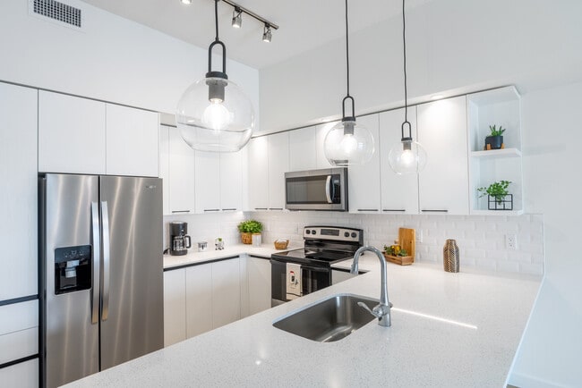 South Pointe Apartments in Miami Lakes, FL - Foto de edificio - Building Photo