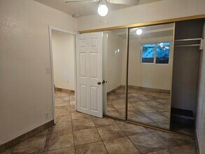 1042 Hollister St, Unit 2 in San Fernando, CA - Foto de edificio - Building Photo