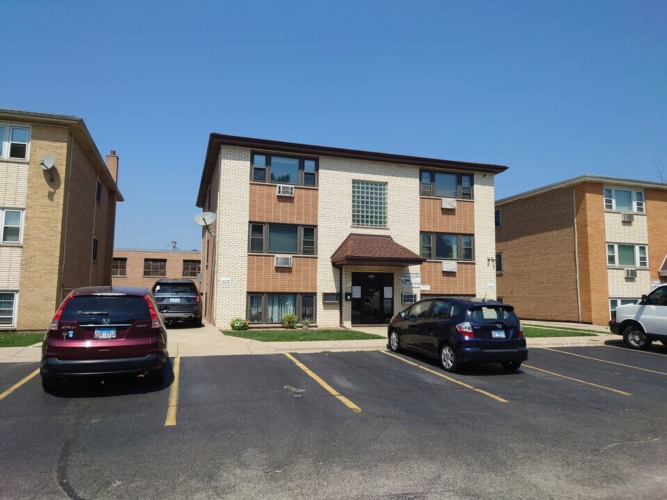 5019 River Rd in Schiller Park, IL - Foto de edificio