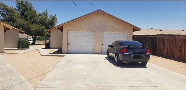 13652 Pauhaska Rd, Unit B in Apple Valley, CA - Foto de edificio - Building Photo