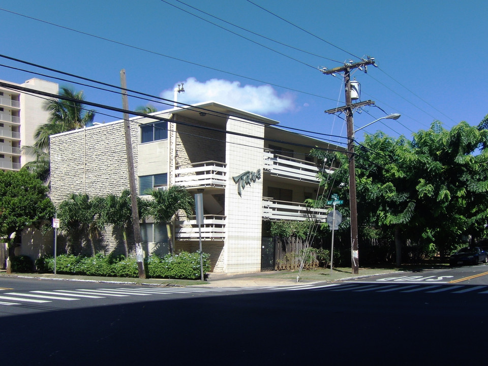 Tiare Apartments in Honolulu, HI - Building Photo