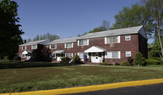 Sunny Brook Apartments in Eatontown, NJ - Foto de edificio - Building Photo