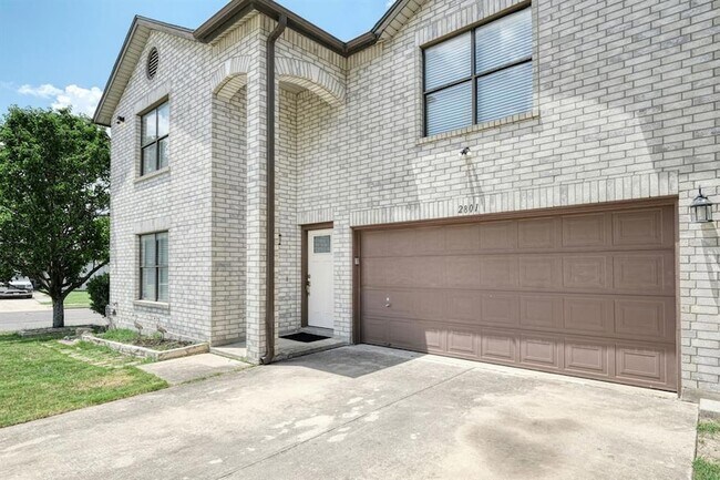 2801 Adelen Ln in Round Rock, TX - Foto de edificio - Building Photo