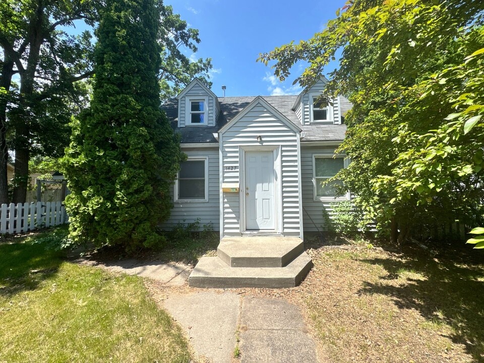 1427 Bixby Ave NE in Bemidji, MN - Foto de edificio