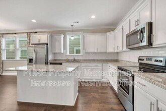 2210 Worthington Ave in Nashville, TN - Foto de edificio - Building Photo
