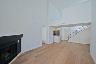 5540 Owensmouth Ave, Unit 312 in Woodland Hills, CA - Building Photo - Building Photo
