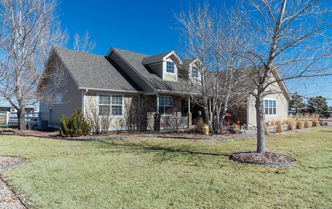 55743 E 39th Ave in Strasburg, CO - Building Photo