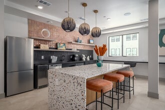 UNITI Montrose in Houston, TX - Foto de edificio - Interior Photo