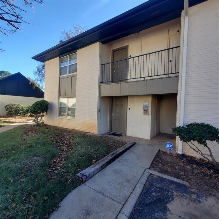 1719 E Lindsey St in Norman, OK - Building Photo