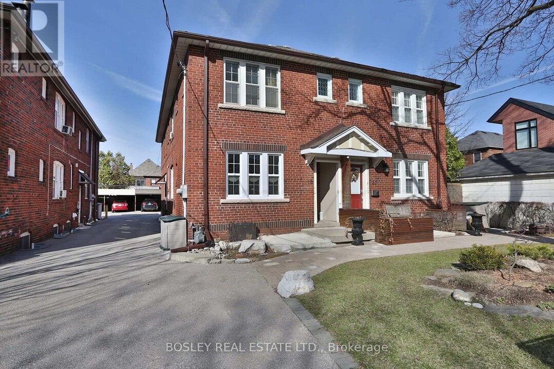 18 Preston Pl in Toronto, ON - Building Photo