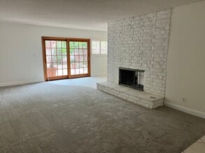 12538 Collins St in Valley Village, CA - Foto de edificio - Building Photo