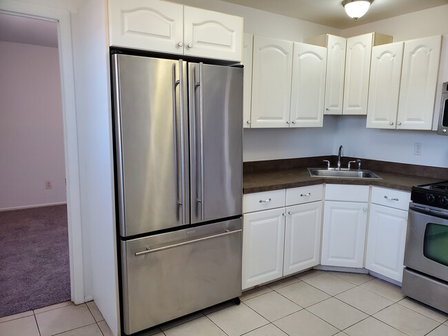 225 College Dr, Unit 225 College Drive in Edison, NJ - Foto de edificio - Building Photo