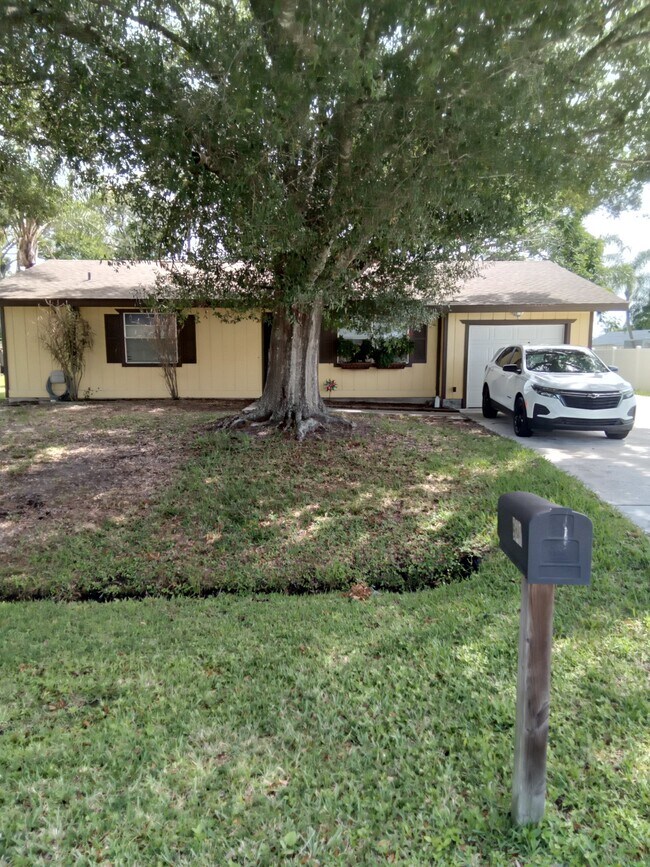 325 NW Ferris Dr, Unit 1240-13 in Port St. Lucie, FL - Building Photo - Building Photo